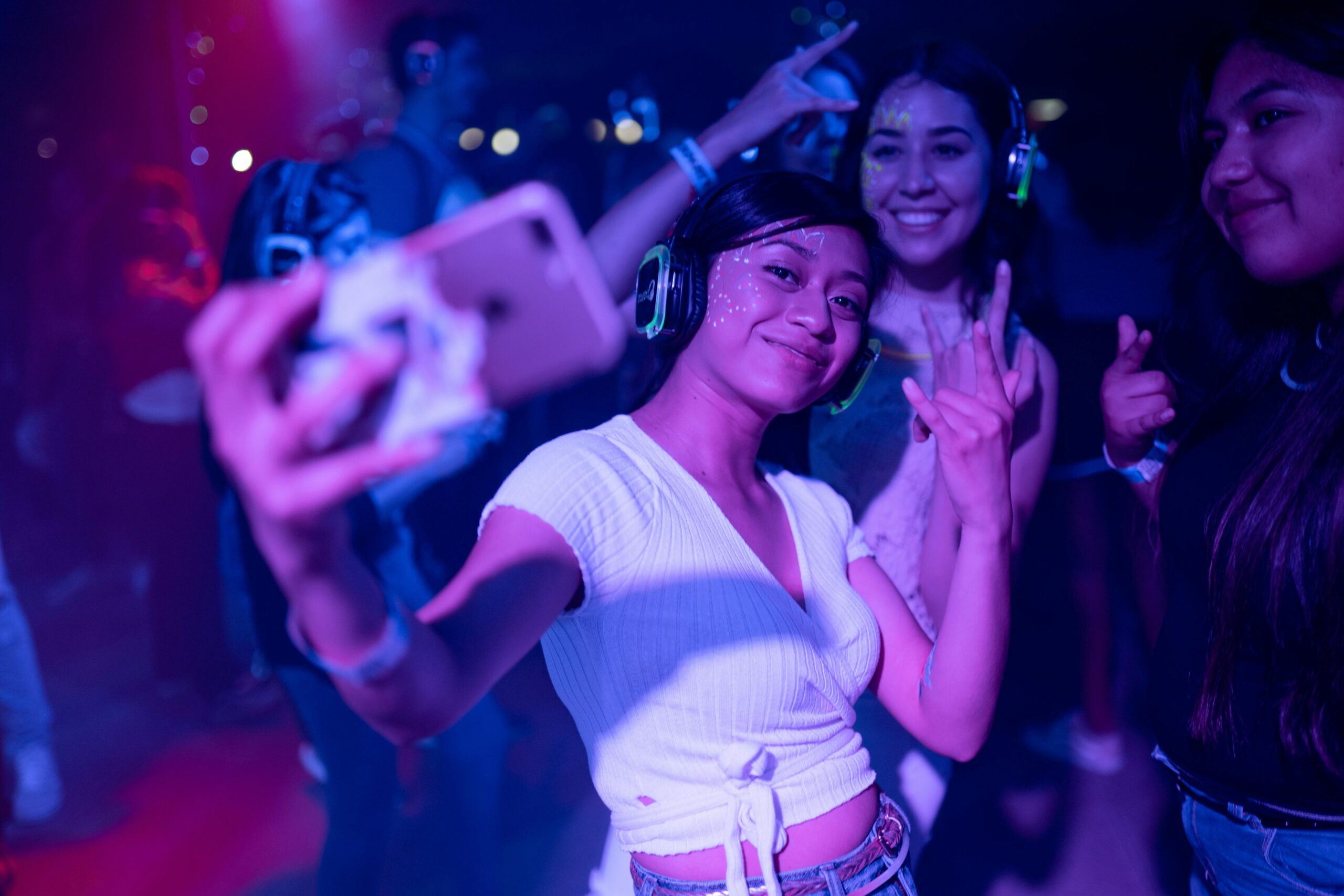 How to Build a DJ Set: Crafting the Perfect Playlist for Any Event